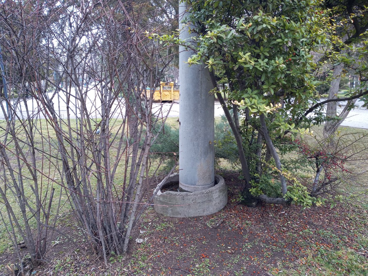 Ankara, Kurtuluş Parkı'ndaki bu heykel Selim Turan tarafından 1993'de yapılmıştır. Sarı Kız isimli heykel hareketli bir düzeneğe sahiptir ve rüzgarla birlikte hareket eder. Ancak ne yazık ki heykelin altında hiçbir bilgi yok. Keşke esere tanıtıcı bir levha konulsa. <a href="/ankarabbld/">Ankara Büyükşehir</a>