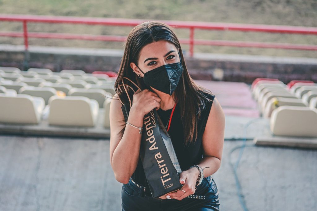 • V I E R N E S •  con V de un Vinito 🍷 o dos,   ¡o más! 🤤 (si, así en los partidos de <a href="/MinerosFc/">Mineros de Zacatecas</a> )