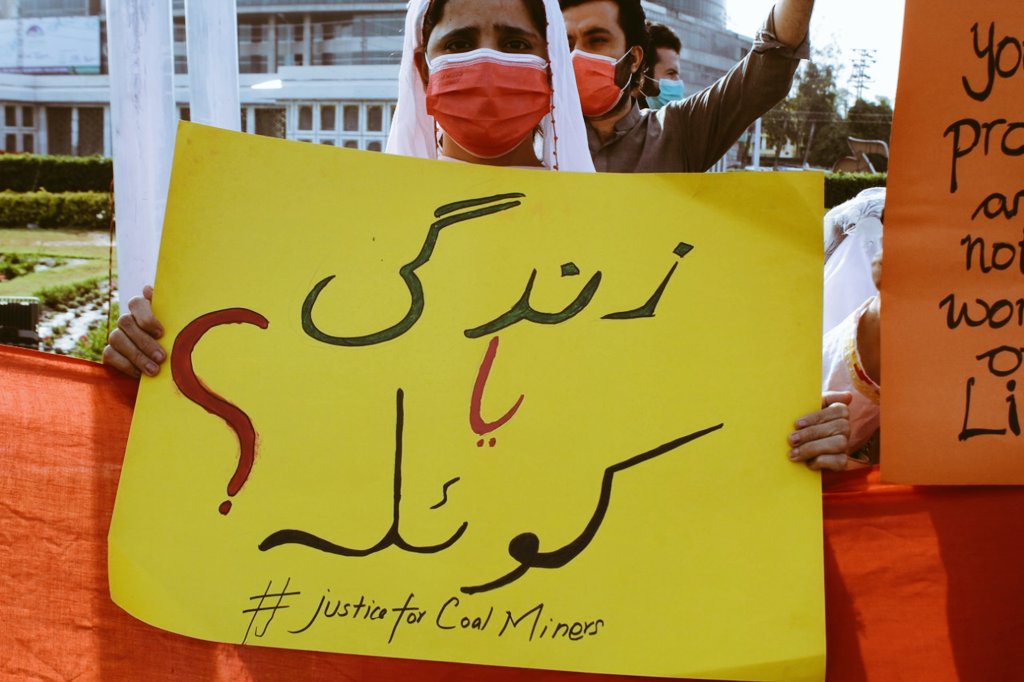 climatecomrades's tweet photo. Today we joined @Haqooq_e_Khalq
@PSCollective_ and @ClimateActionPk for #ClimateStrike in Lahore
We demand health, solidarity, #ClimateJustice , #FoodSovereignity and #LandRights
#NoMoreEmptyPromises #StopRUDA #SehatCampaign https://t.co/R783L8kQRm