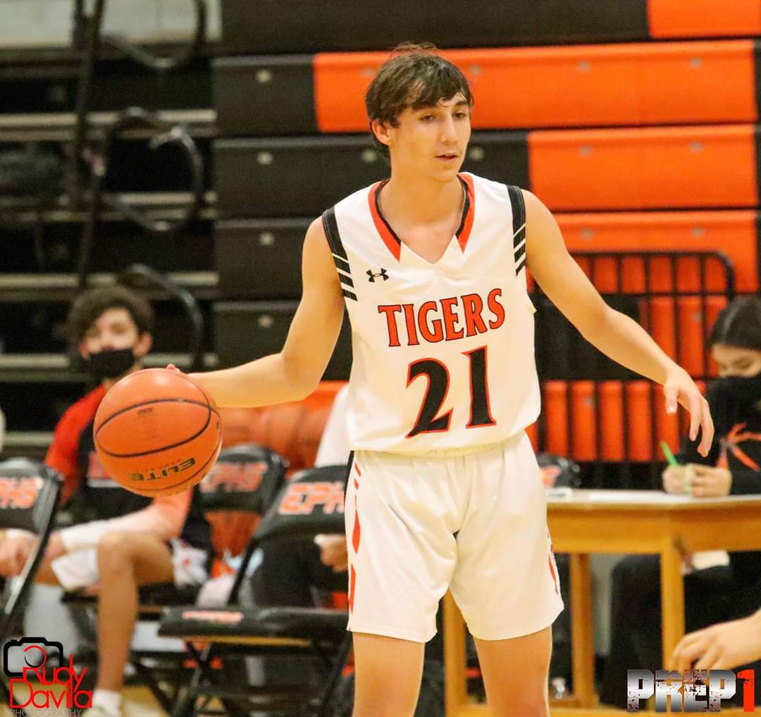 ElPasoHSMBB's tweet photo. Tiger Basketball juniors Jack Norton and Eddie Lopez were District 1-5A honorable mention honorees for their efforts during this past season. https://t.co/OTVKCxZ0lQ