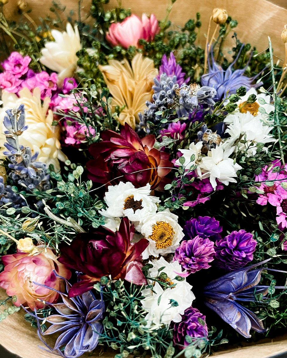 SoCalFlowerMrkt's tweet photo. Leaping into Spring! Celebrate the first day of Spring with some fresh flowers from the market! 🌻💐🌻💐
#FirstDayofSpring https://t.co/mAJ3awYpCv