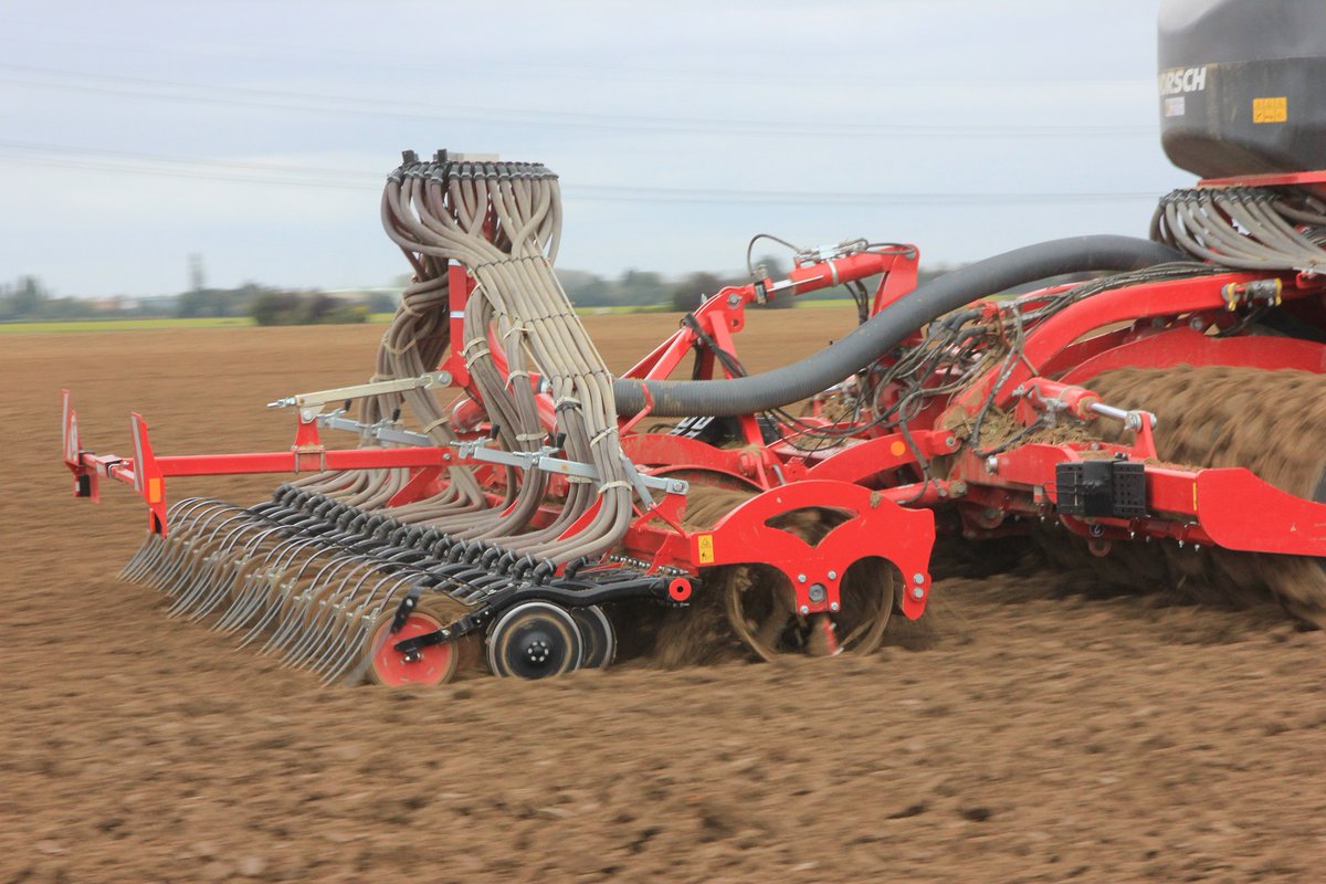 HORSCH_France's tweet photo. Polyvalence du Focus 6.50 TD. Cette machine, combinée habituellement à un semoir monograine, est ici utilisée pour le semis de céréales avec le Taro SL - interrang15 cm.  Le Focus TD , en céréales ou maïs, c'est fissuration, localisation d'engrais &amp; semis en 1 seul passage 💪 https://t.co/lhGW1EwMr9