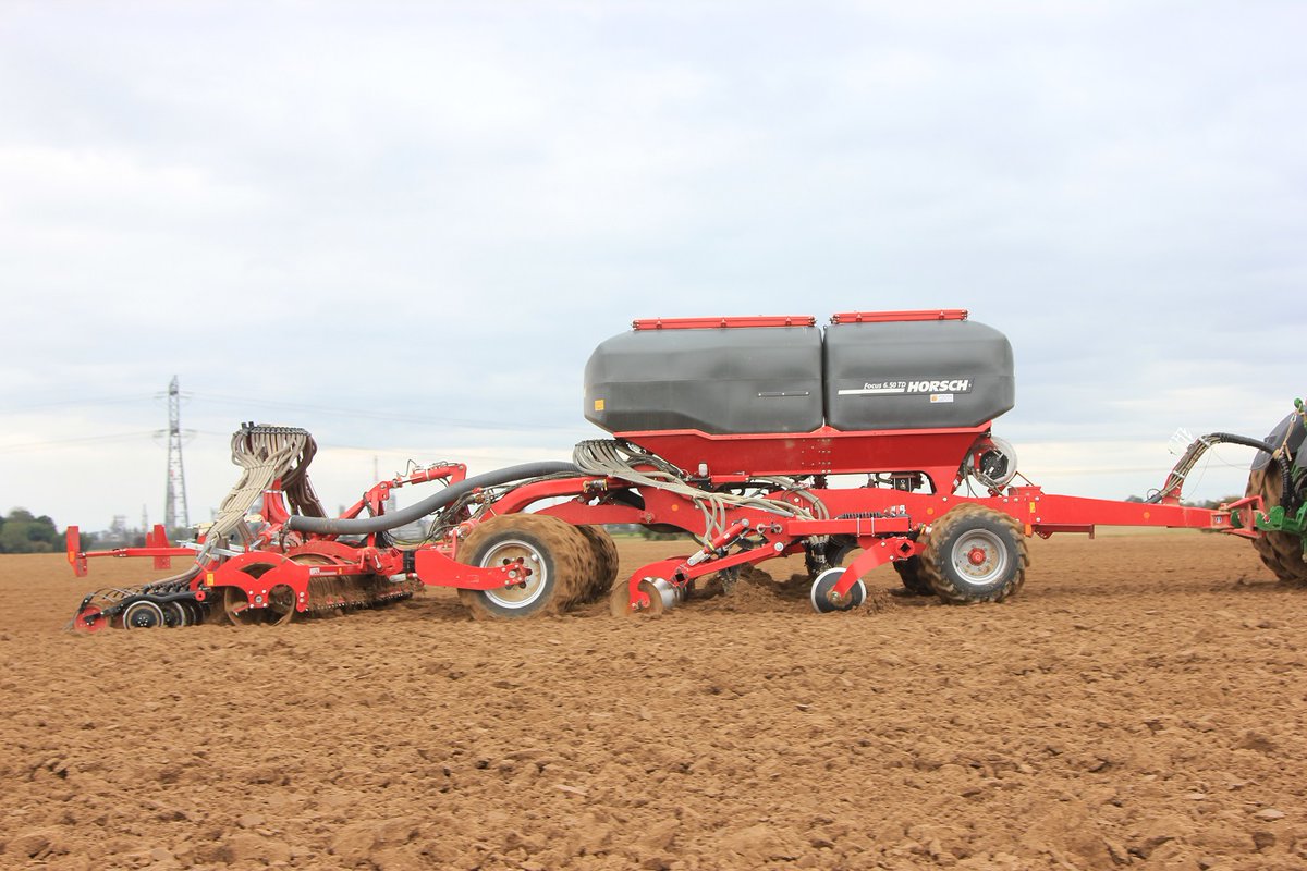 HORSCH_France's tweet photo. Polyvalence du Focus 6.50 TD. Cette machine, combinée habituellement à un semoir monograine, est ici utilisée pour le semis de céréales avec le Taro SL - interrang15 cm.  Le Focus TD , en céréales ou maïs, c'est fissuration, localisation d'engrais &amp; semis en 1 seul passage 💪 https://t.co/lhGW1EwMr9