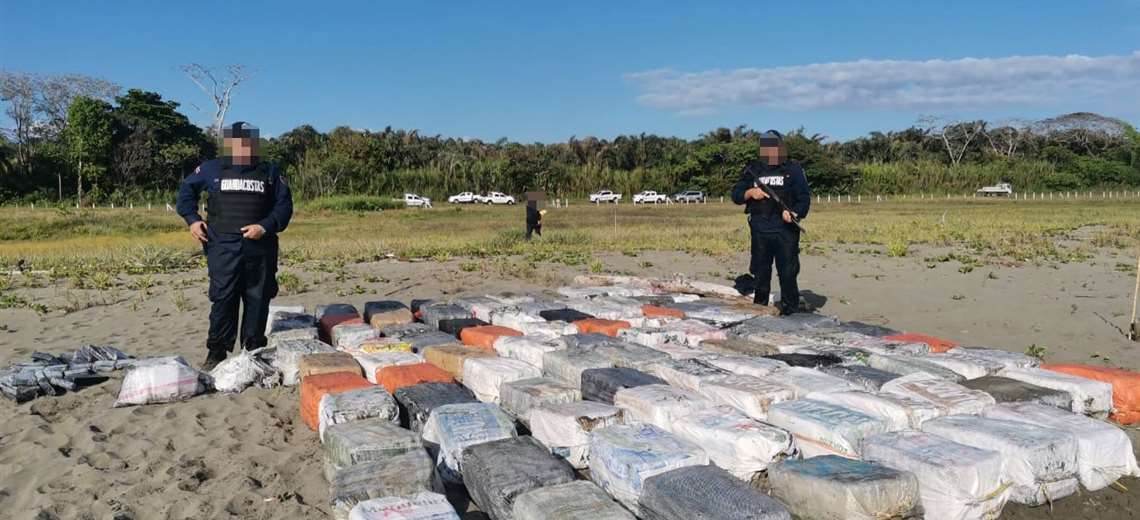 Telenoticias7's tweet photo. Tras persecución, policías encuentran 2.6 toneladas de cocaína en lancha https://t.co/I9lVempovb https://t.co/OPAnbhBicp
