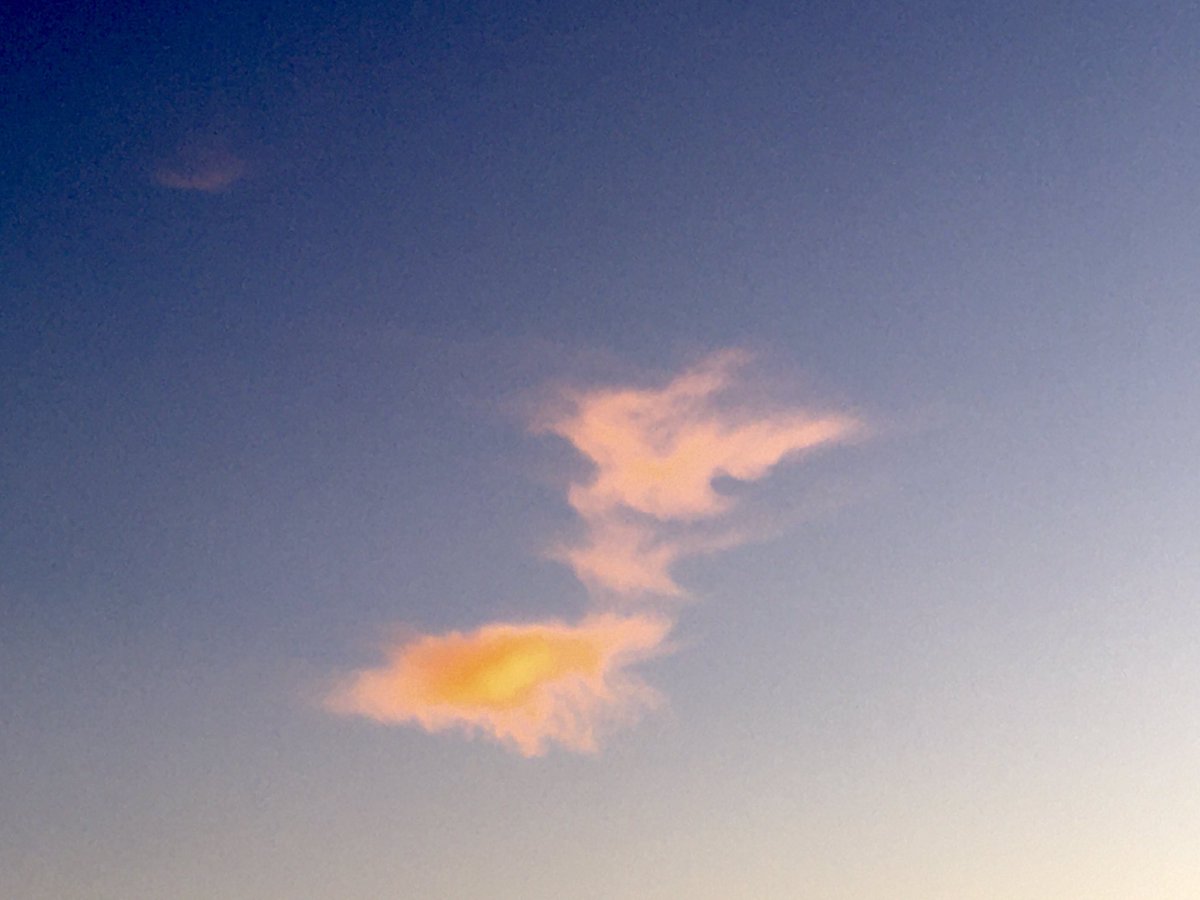 Een ‘Mondriaan momentje’ daarnet, vanuit mijn raam in Breda. Vrij naar zijn schilderij Rode wolk <a href="/kunstmuseumdh/">Kunstmuseum Den Haag</a>