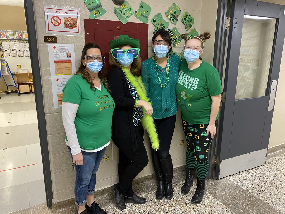 Les élèves et le personnel se sont habillés en vert pour célébrer la St-Patrick.