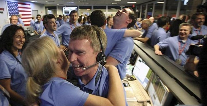 _highbr0's tweet photo. WhatsApp, Facebook and Instagram server down:
Meanwhile Twitter and Snap chat Headquarters: 
#whatsappdown #instagramdown #snapchat #facebookdown https://t.co/MonypjelwW
