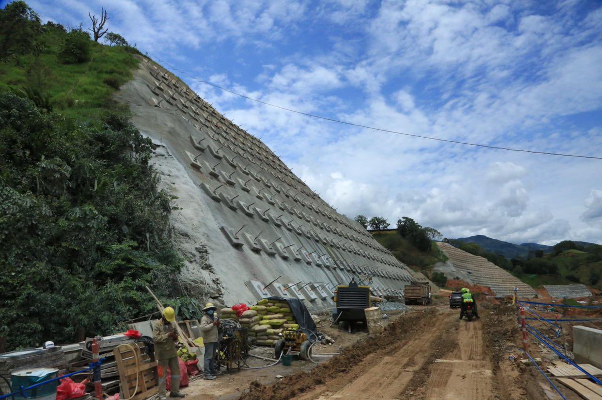 #AEstaHora Presidente @ManuelFelipeGut y Vice <a href="/EdoGutierr1/">Luis Edo Gutierrez</a> inician recorrido por el proyecto <a href="/ViasDelNUS/">Vías del NUS</a> (Bello-Alto de Dolores), una obra que ya se encuentra en el 87% de avance y cuenta con una inversión de $1,2 billones. ¡Seguimos avanzando en #InfraestructuraParaLaGente! 🛣