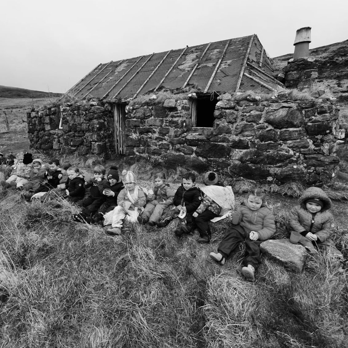SchoolCastlebay's tweet image. Our little superheroes enjoyed a walk up to the Dubharaidh today! @CnesOutdoor 
#rednoseday2021 #puddlejumping #nature #craigston #earlyyears #outdoorlearning