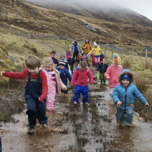 SchoolCastlebay's tweet image. Our little superheroes enjoyed a walk up to the Dubharaidh today! @CnesOutdoor 
#rednoseday2021 #puddlejumping #nature #craigston #earlyyears #outdoorlearning