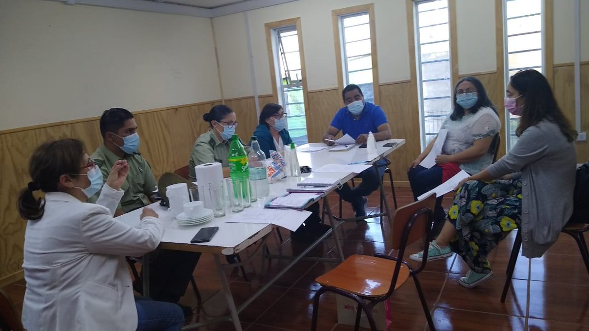 CarabLosLagos's tweet photo. Carabineros @CarabMicc 2ª Comisaría #Castro, participa en reunión con Encargada de #Cecof #Kintunien y dirigentes sociales de la comuna, a fin de conocer modalidad de trabajo y entregar medidas sanitarias a la comunidad para combatir la pandemia. #OrdenyPatria #CarabinerosDeTodos https://t.co/zJDzgS98Mh