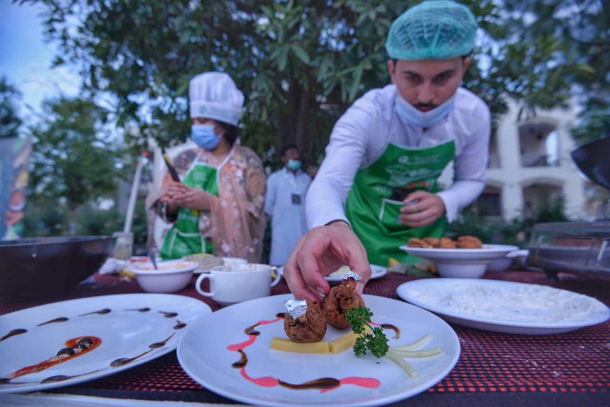 AbidMajeed1969's tweet photo. 1/
Beenish &amp; Abbas won 1st ever #cooking competition arranged by Dir Youth Affairs
First 3 teams got cash prizes, cooking accessories BUT more importantly paid internship/job offers frm leading hotels in Peshawar
&amp; that linkage between skills &amp; job market is most important for us https://t.co/jXVIxKk8c3