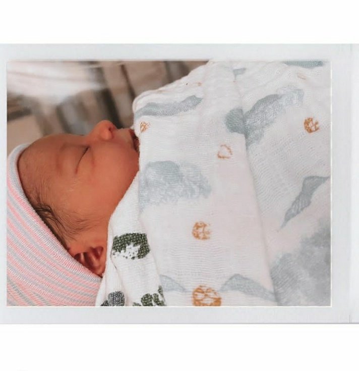 MiriusNoir's tweet photo. Oliver!! el bebe luzana! el gorrito de Oliver, luzu padre, Lana madre, la familia!! 😭💖 https://t.co/zyGSCZSKFq