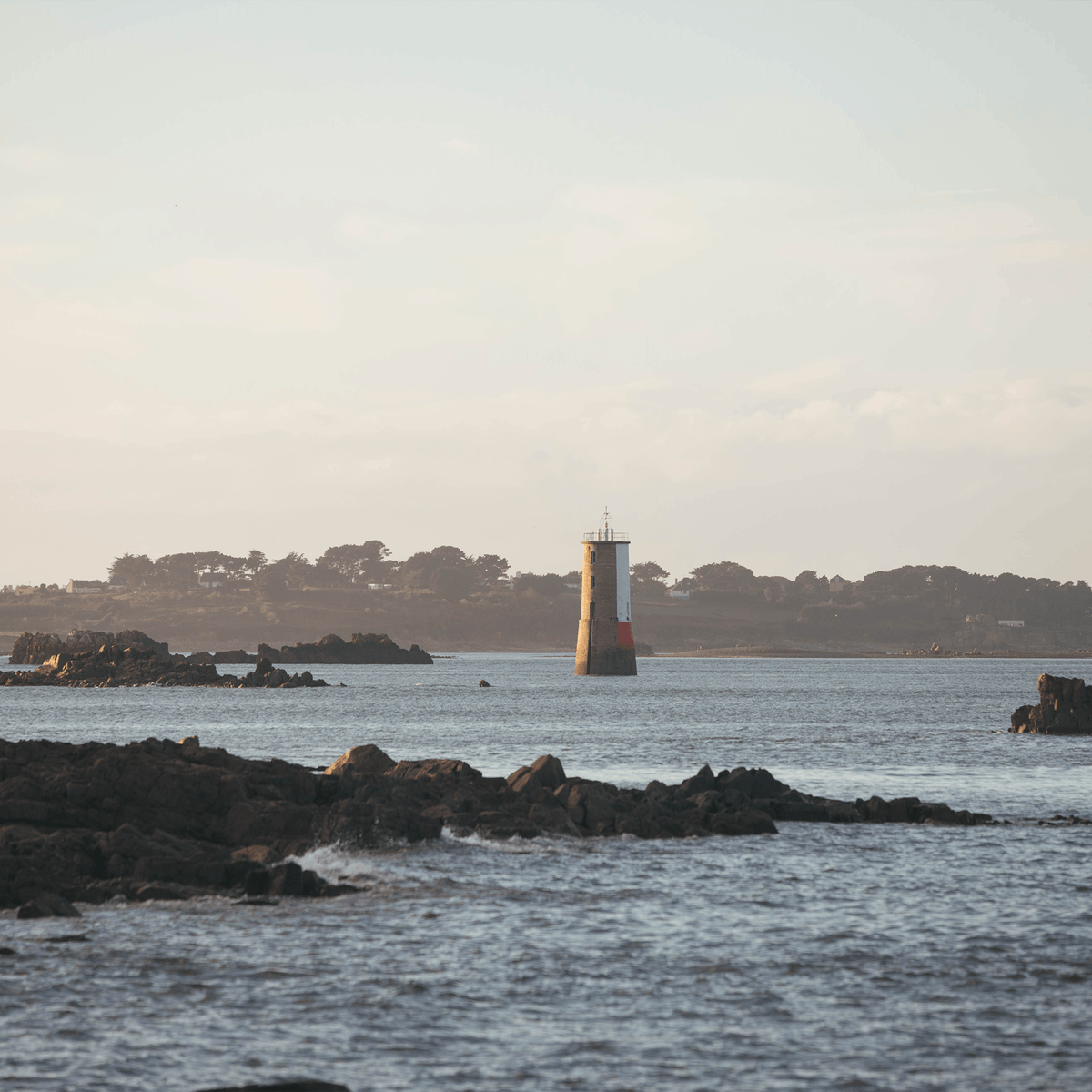 celtic_whisky's tweet photo. 🇬🇧 A little visit around the Celtic Whisky Distillery: the horn lighthouse.
Located in the sea off the distillery, it was first lit in 1876.
14 metres high, it gives the alignment thanks to two neighbouring lighthouses and thus marks the entrance to the Jaudy estuary. https://t.co/yvMXHFgogf