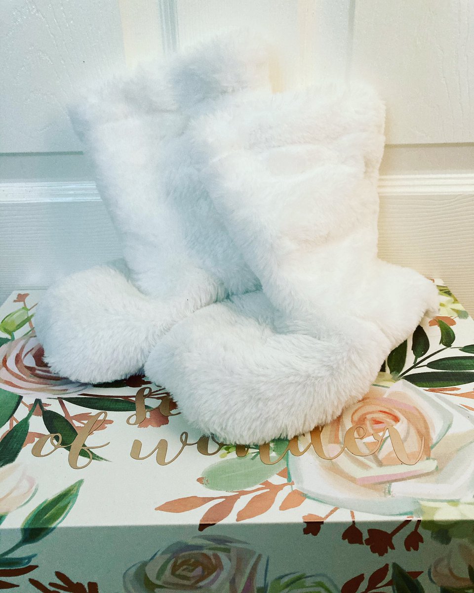 cjmacdski's tweet photo. Challenge 4: acts of generosity! My friend Victoria bought me these heated boots to put on my frozen toes after ski days! They are a lifesaver (and super cute and fluffy also) 
#toppeakcanadaolympicpark #mackenzietoppeakcontest https://t.co/gQjHMFfByd