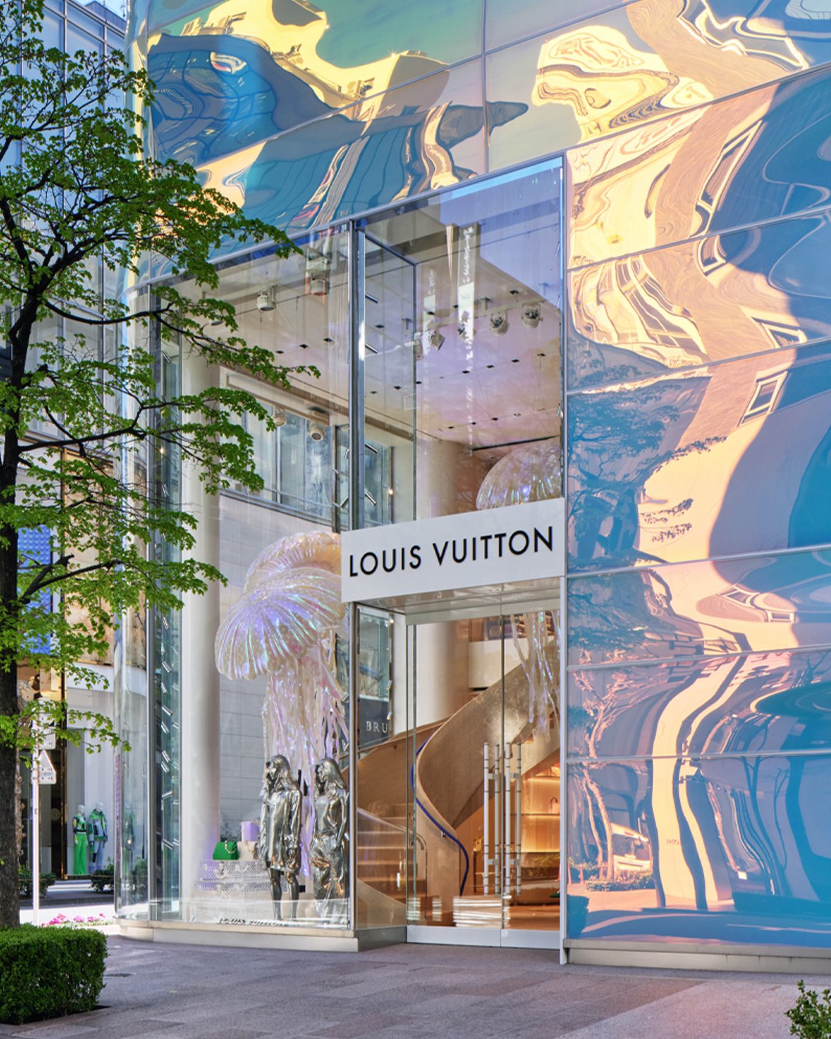 Outlander Magazine on X: Louis Vuitton's new 3D Billboard in