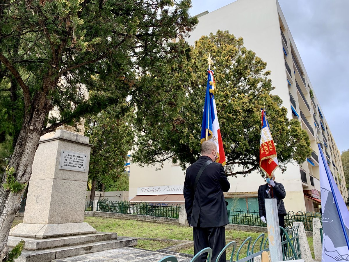 VilledAjaccio's tweet photo. #Ajaccio
🌹 19 mars 1943 - 19 mars 2021 : nous commémorons aujourd'hui la mémoire du Héros de la Résistance #FredScamaroni.
Élus et représentants de l'État étaient présents aux cotés de sa famille, durant cette cérémonie réduite en raison des conditions sanitaires. https://t.co/lhjHcr9tvG