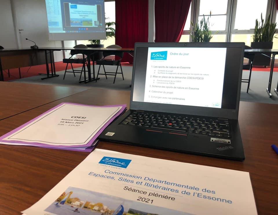 sophierigault's tweet photo. 🌳 Hier matin, j’ai eu le plaisir d’installer la #CDESI du @CDEssonne. Cette commission a pour but de définir le #PDESI qui permet d’aller plus loin que le cadre dit classique puisque nous lançons un schéma départemental des #sports de #nature.
@durovray @EssonneAvecVous https://t.co/V6DNXE4K7r