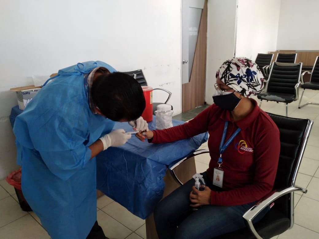 ManabiCJ's tweet photo. 👨🏾‍💼👩🏼‍💼 Servidores de la Unidad Judicial Penal de #Portoviejo 📌 son asistidos por una brigada médica 👨🏼‍⚕️👩🏻‍⚕️ de @ManabiCJ, para realizar pruebas rápidas de #Covid19Ec a fin de salvaguardar la vida y salud de los servidores que laboran en esta dependencia 🏛 https://t.co/8XNwJC3L6Q