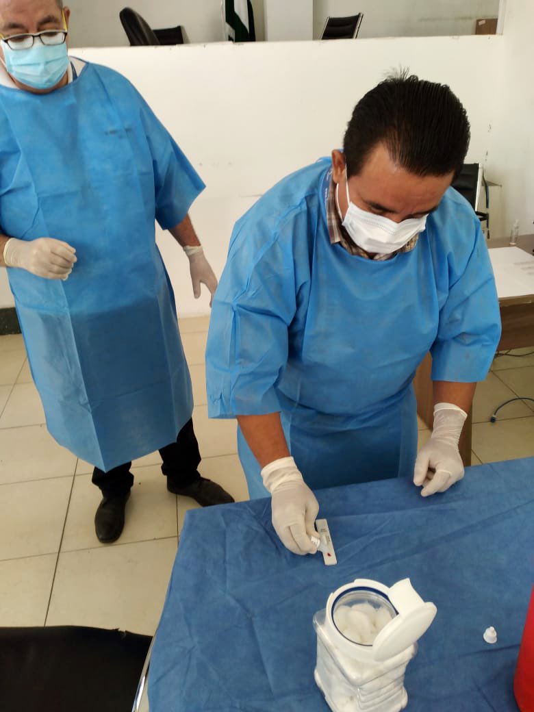 ManabiCJ's tweet photo. 👨🏾‍💼👩🏼‍💼 Servidores de la Unidad Judicial Penal de #Portoviejo 📌 son asistidos por una brigada médica 👨🏼‍⚕️👩🏻‍⚕️ de @ManabiCJ, para realizar pruebas rápidas de #Covid19Ec a fin de salvaguardar la vida y salud de los servidores que laboran en esta dependencia 🏛 https://t.co/8XNwJC3L6Q