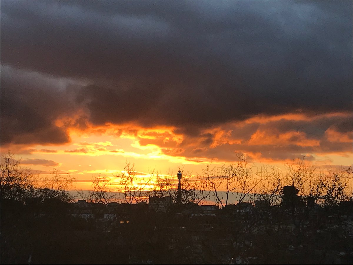 mr3pots's tweet photo. Happy Friyay! #sunset #london #beauty #londonsunset #wonderfulworld #naturephotography #londonsky #colour #caveoflight https://t.co/KuVyM9emBq