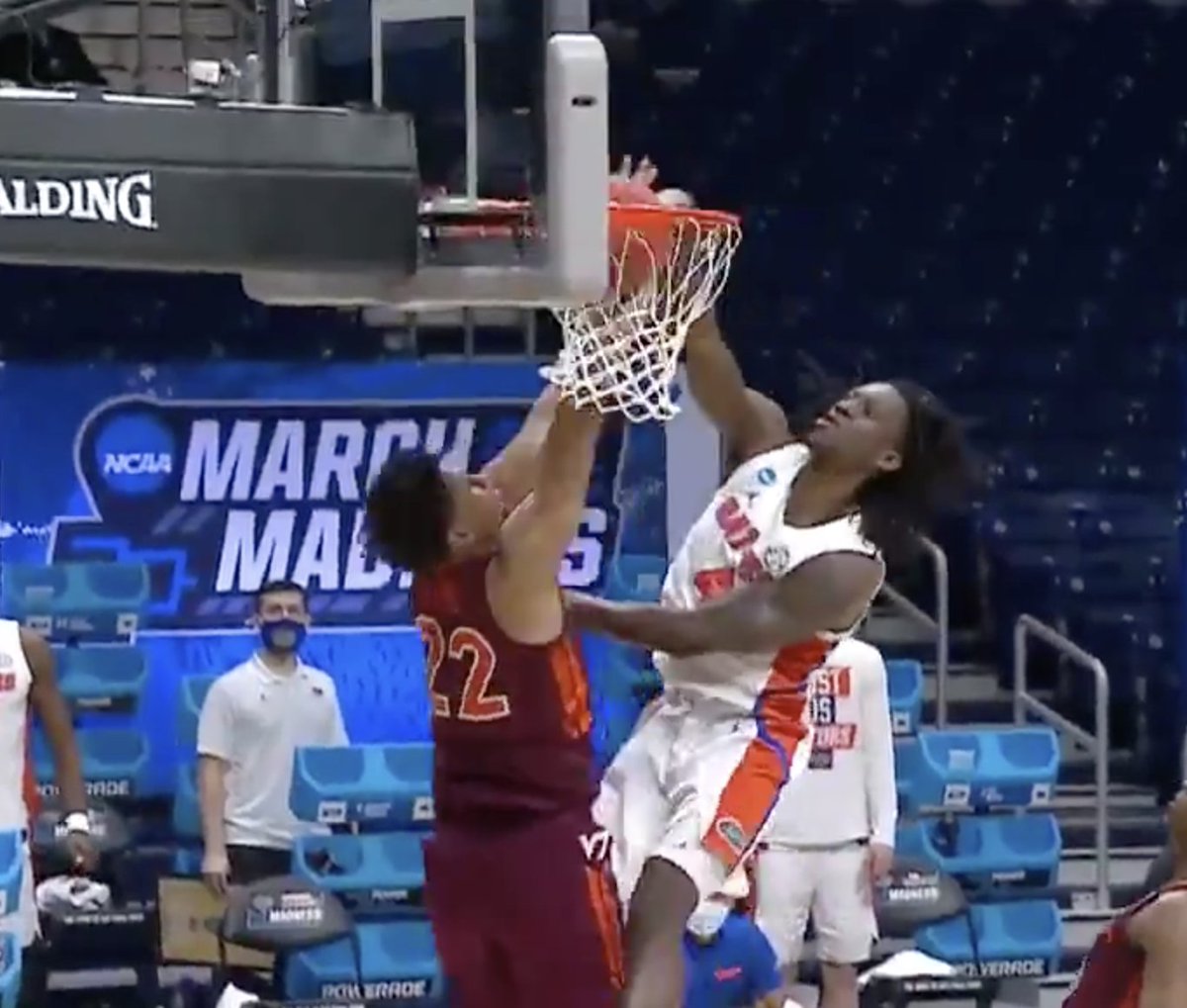 ON. HIS. HEAD 😳 <a href="/GatorsMBK/">Florida Gators Men’s Basketball</a>