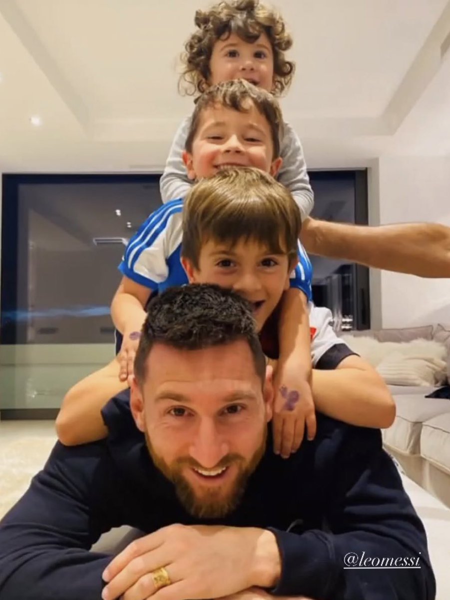 FCBarcaColombia's tweet photo. Feliz día de San José . Lionel y su patota ! https://t.co/2bVIcMdrea