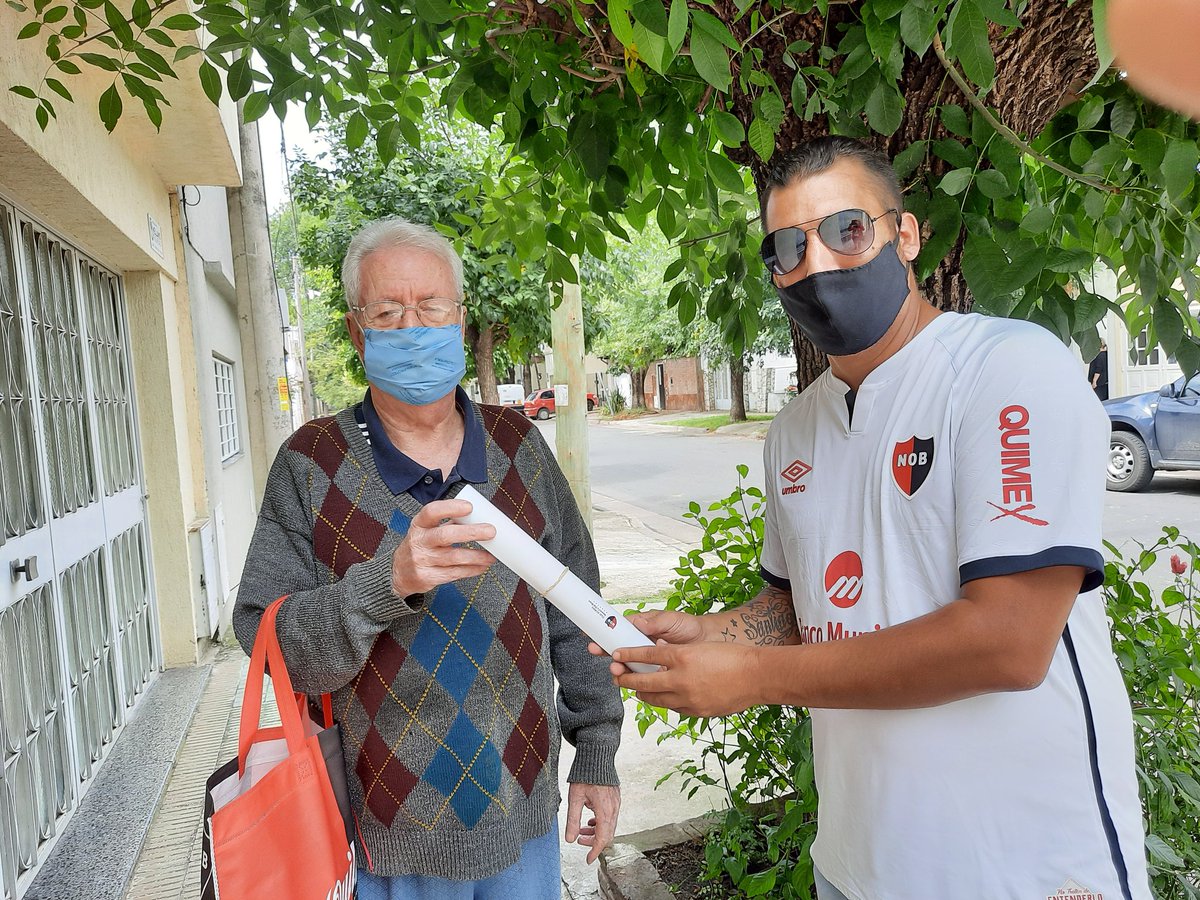 CANOBsolidario's tweet photo. Visitas domiciliarias.
Seguimos visitando a nuestros socios y socias mayores. Un reconocimiento por el sentido de pertenencia con el Club, durante toda la vida. https://t.co/NcFl1M51ud