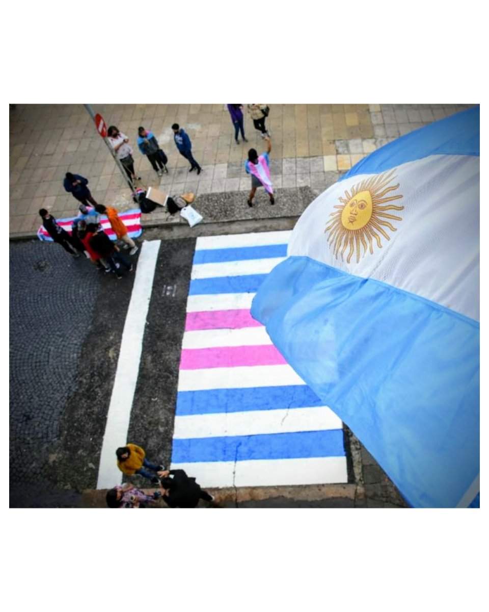 SusanaRueda's tweet photo. Pintamos la senda peatonal con los colores de la bandera trans 🏳️⚧️
Una actividad impulsada por la Asociación Civil #VaronesTrans y No Binaries en el Día de la Promoción de los Derechos de las Personas Trans https://t.co/dGu88grWnS