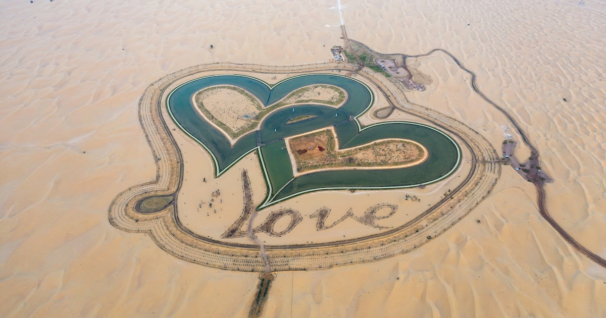 zaibatsu's tweet image. Dubai Has a Heart-Shaped ‘Love Lake’ in the Middle of the Desert mymodernmet.com/dubai-love-lak… #Travel #desertarchitecture