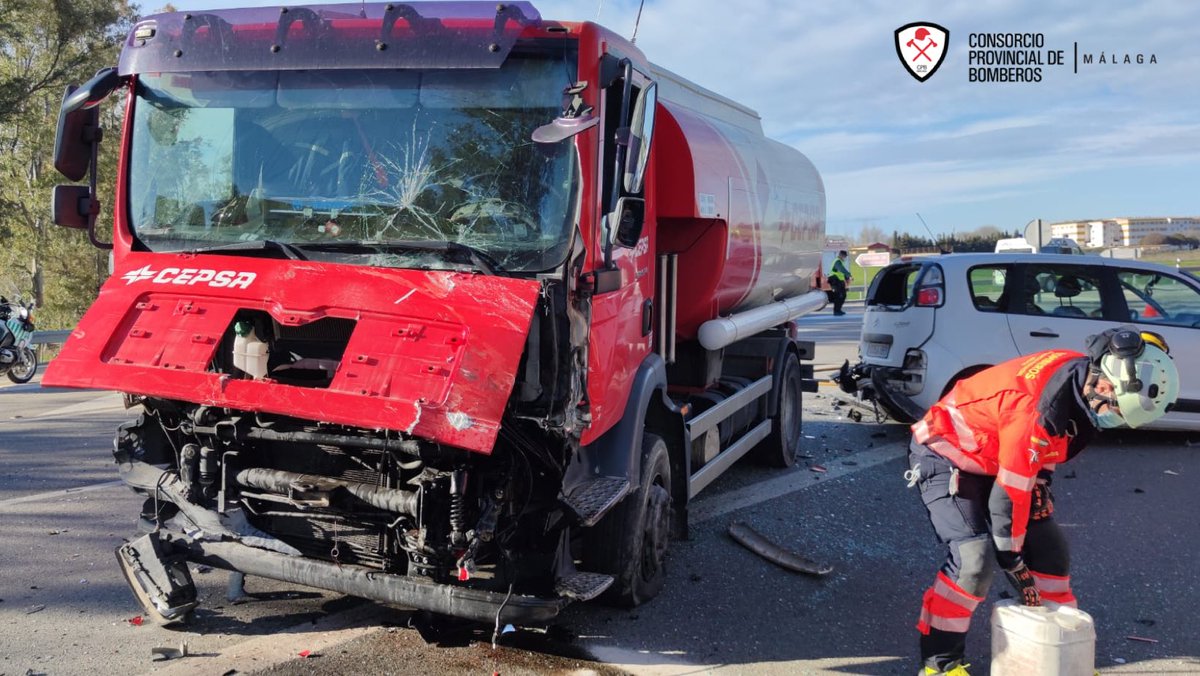 cpbmalaga's tweet photo. Efectivos del #CPBMálaga han actuado en un accidente en el que se han visto implicados 2 turismos y 1 camión que transportaba 300l de gasoil en #Campillos. 
Una persona ha sido excarcelada. Los implicados han sido trasladados a un centro sanitario. https://t.co/rsJ1HrpaoU