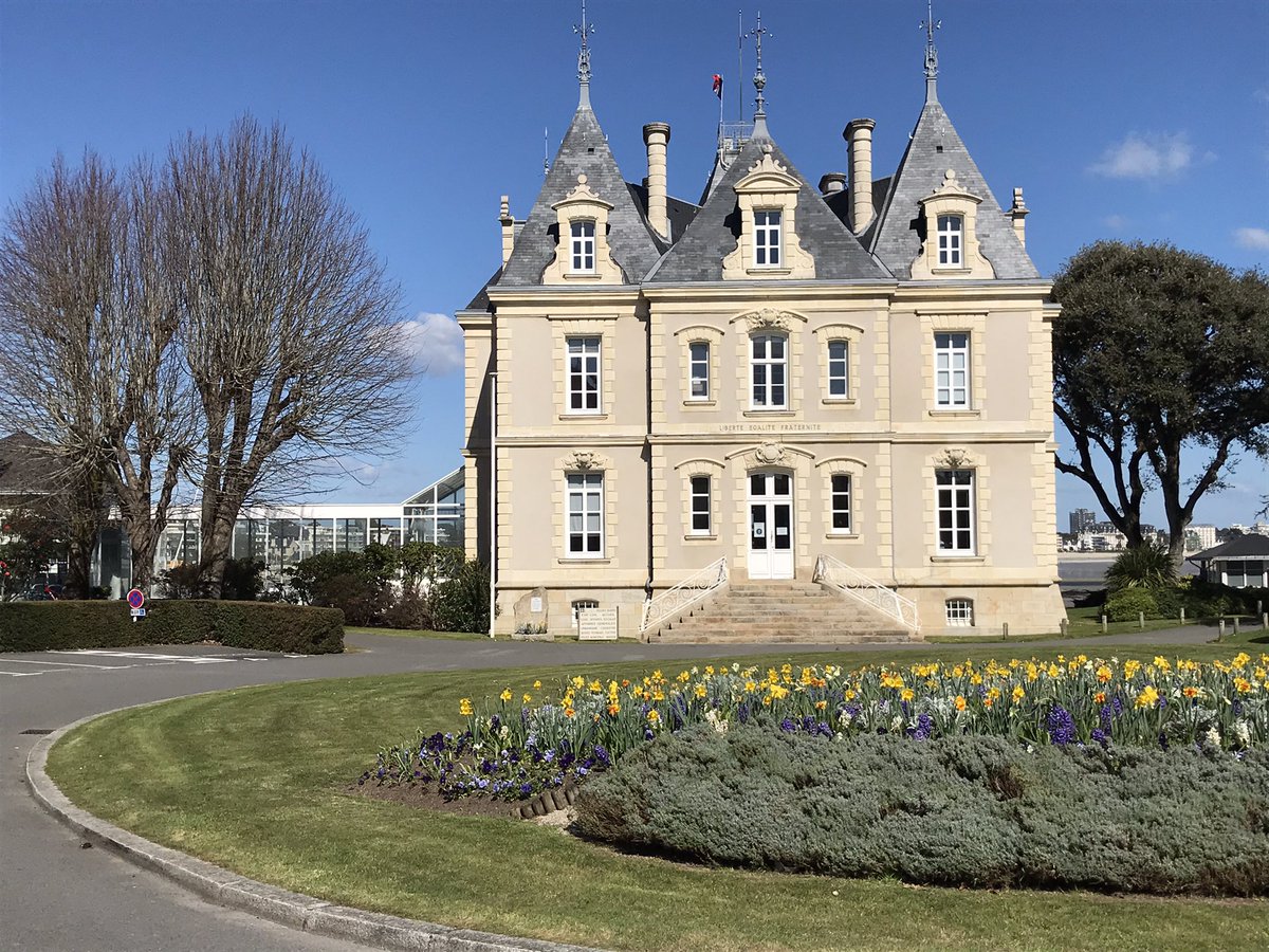 A la mairie de <a href="/le_pouliguen/">Le Pouliguen</a>, <a href="/AnthonyPietron1/">Anthony Pietronave</a> et moi discutons avec les élus de leurs remarquables projets pour la ville, notamment dans le quartier de la gare, et de la façon dont <a href="/TERPays2LaLoire/">TER Pays de la Loire</a> peut accompagner les habitants.