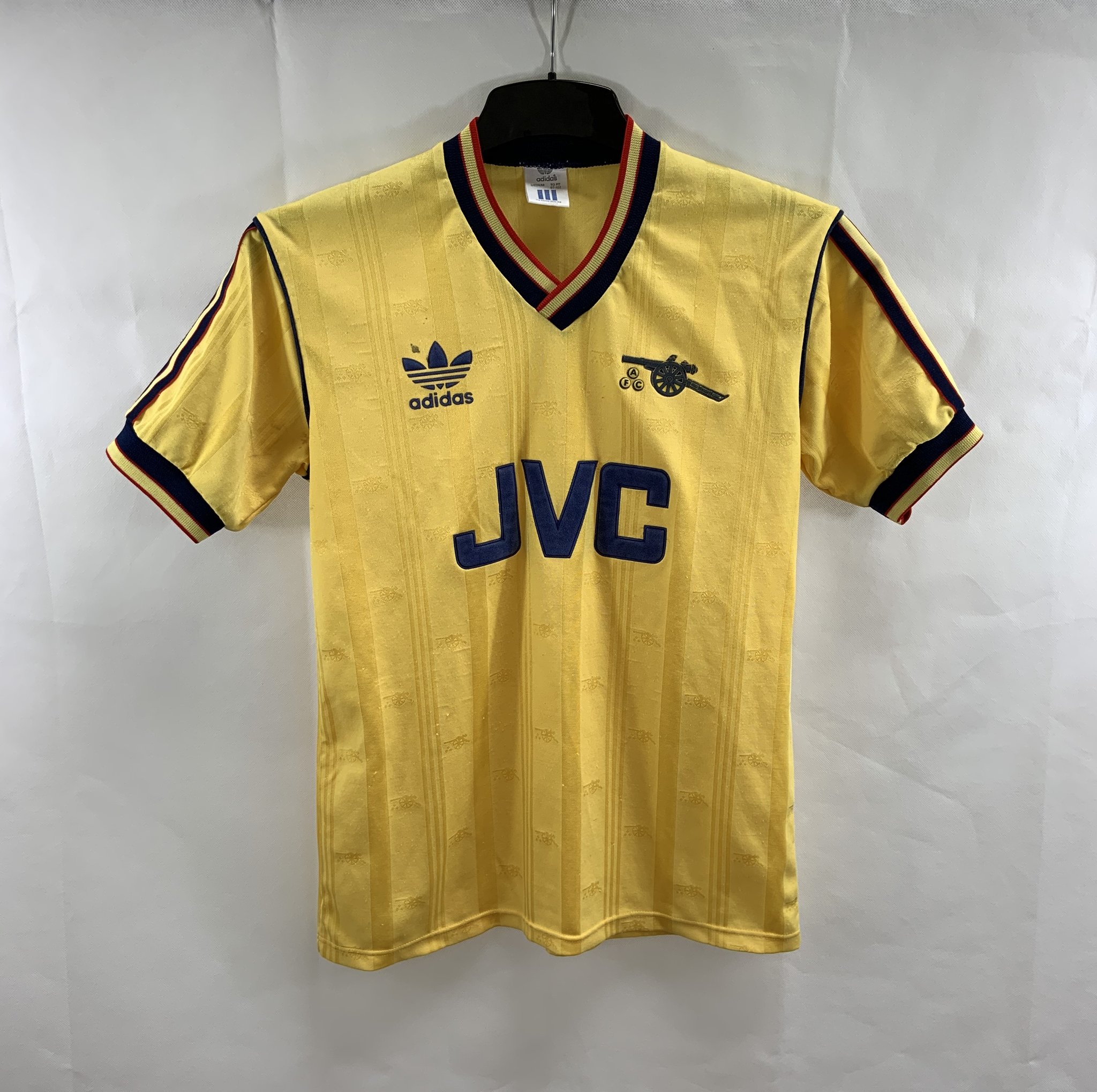 Fietstaxi werkzaamheid Werkelijk afcstuff on Twitter: "The 2021/22 Arsenal away kit is inspired by the  club's 1971 away shirt &amp; 1989 away shirt to be concrete &amp; like the  latter, the kit features navy logos
