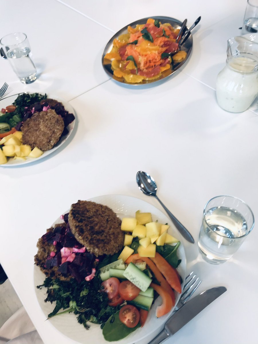_alvnita's tweet photo. Kfk-studenter i #matoghelse @hvl_no hadde kokkekamp på kjøkkenet og laget 3-retters med tema #merav i dag! Vi trenger flere lærere med kompetanse i mat og helse i skolen! https://t.co/Cu88xodYtT