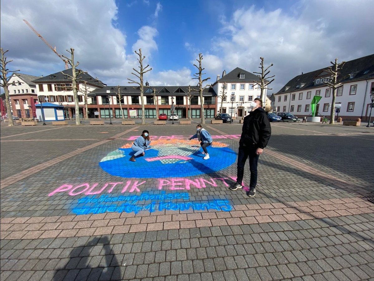 GrueneJugendRhk's tweet photo. Kreative @FridayForFuture -Aktion am Schlossplatz in Simmern 🌻🌍
Corona hat gezeigt: Hört auf die Wissenschaft!
Es wird Zeit, dass die Klimakrise wie eine behandelt wird.
#Allefuer1komma5 #NoMoreEmptyPromises
#FightEveryCrisis
#GlobalClimateStrike https://t.co/HIwoE6KQIi