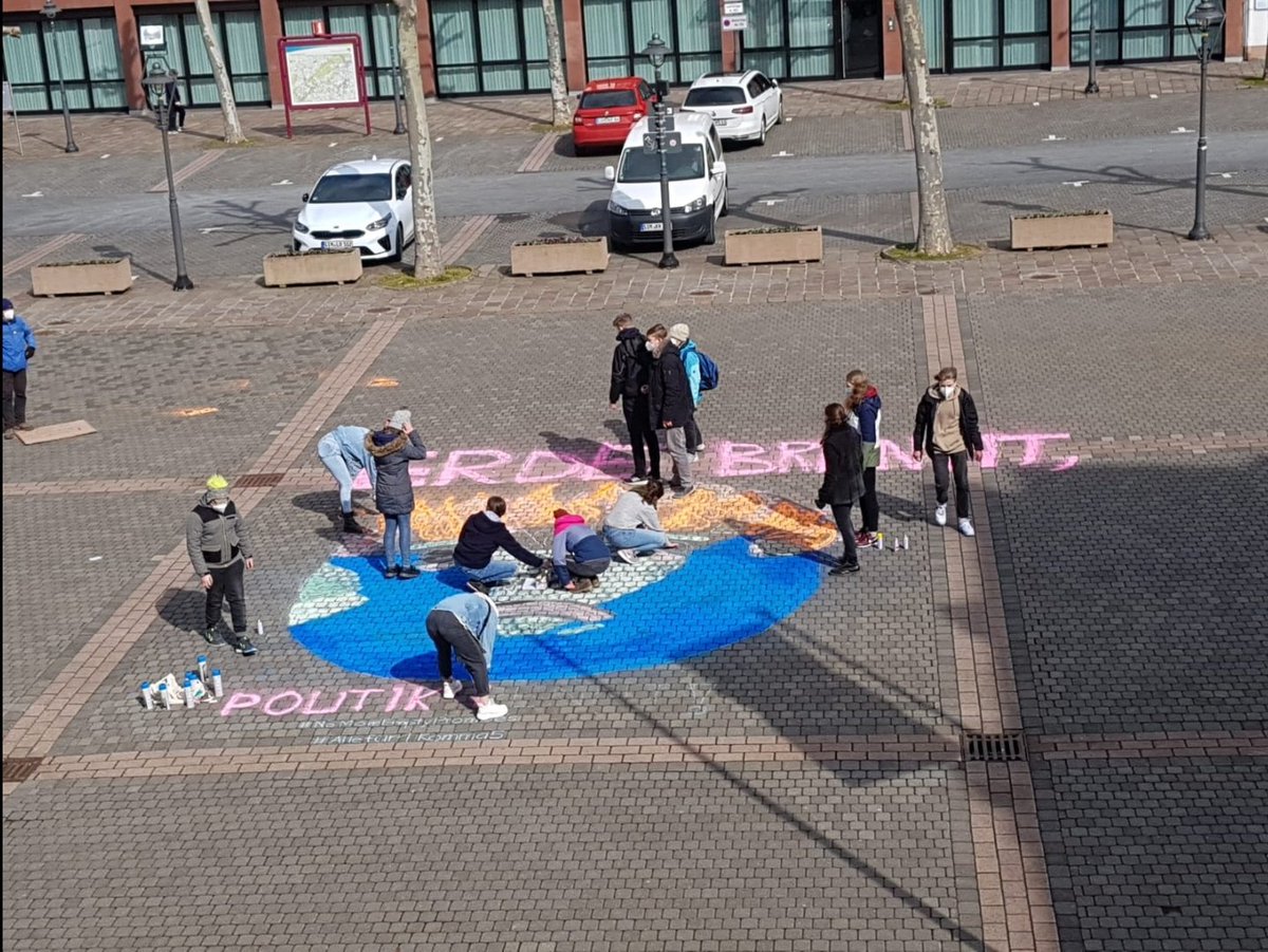 GrueneJugendRhk's tweet photo. Kreative @FridayForFuture -Aktion am Schlossplatz in Simmern 🌻🌍
Corona hat gezeigt: Hört auf die Wissenschaft!
Es wird Zeit, dass die Klimakrise wie eine behandelt wird.
#Allefuer1komma5 #NoMoreEmptyPromises
#FightEveryCrisis
#GlobalClimateStrike https://t.co/HIwoE6KQIi