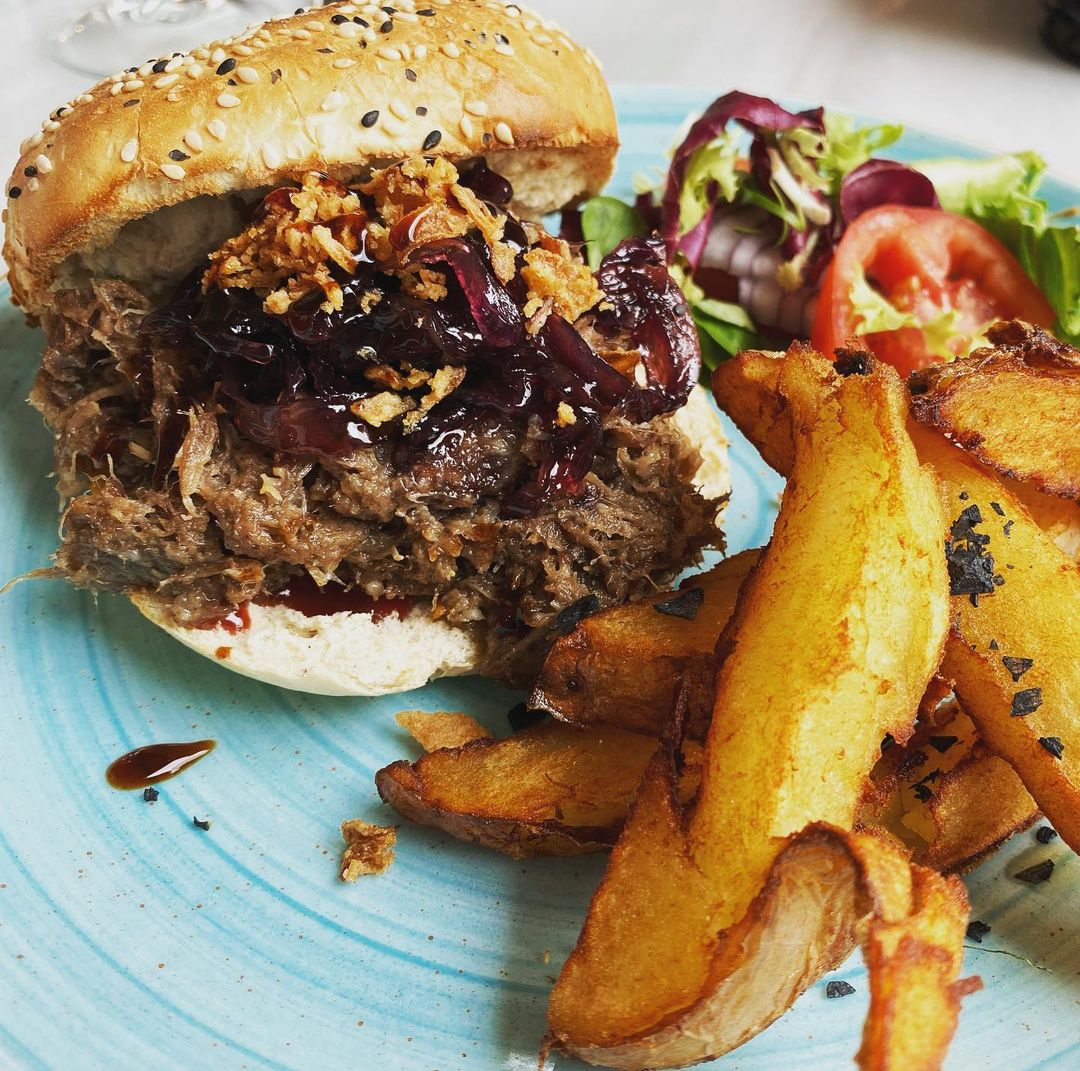 Papá, estás hecho un Toro! 🍔 Hamburguesa PulledBull, con rabo de toro deshilachado, salsa teriyaki, lombarda encurtida, ketchup de fresa y crujiente de cebolla. El regalo (o auto-regalo) perfecto para este #DiaDelPadre📸 @salirdetapas 

🆕 Viernes y sábado ¡Cerramos a las 22:30!