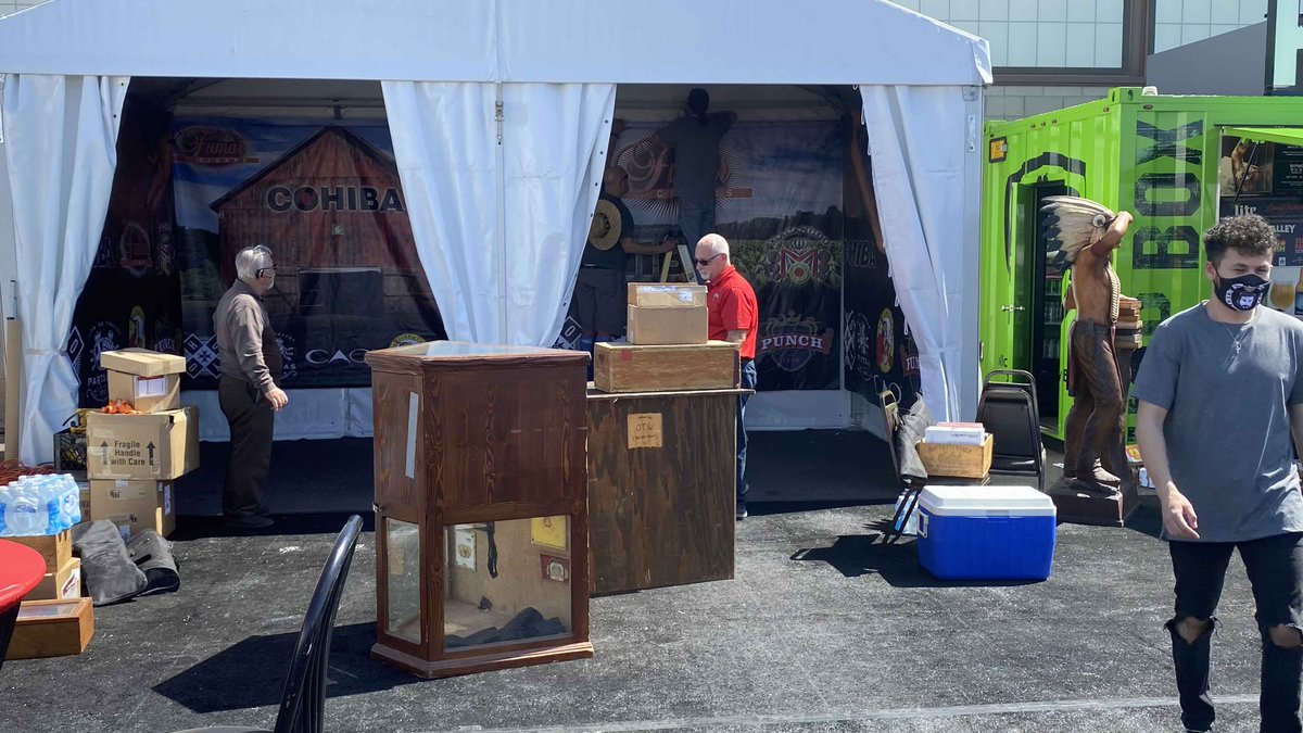 FumarCigars's tweet photo. It’s the calm before the storm! Setting up for an excellent time @barrett_jackson this year. Please join us at the Our lounge next to the car staging area. 
.
#CarsAndCigars #Cigars #BarrettJackson #LuxuryLifestyle #CarAuction #CarShopping #CigarsAndCars @wayoftherenaissanceman https://t.co/5wfdJU8ECk