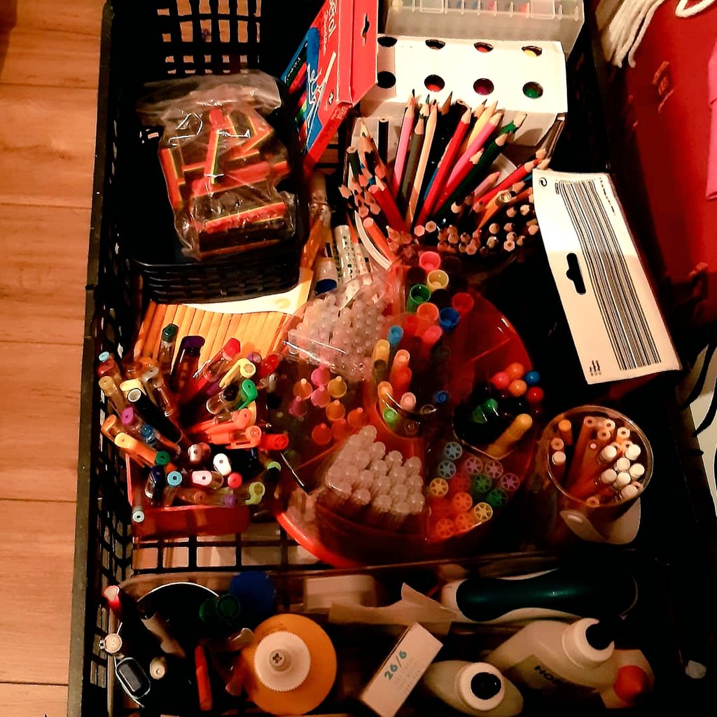 TraTCSYarm's tweet photo. Anyone else's Friday night looking like this? 🤔🤔🤷‍♀️🤷‍♀️
When you need to get your crafts in some order (if such a thing...)
#craftLife  #2021MakeItHappen #ILoveCollectingStuff https://t.co/6jQulSaJi3