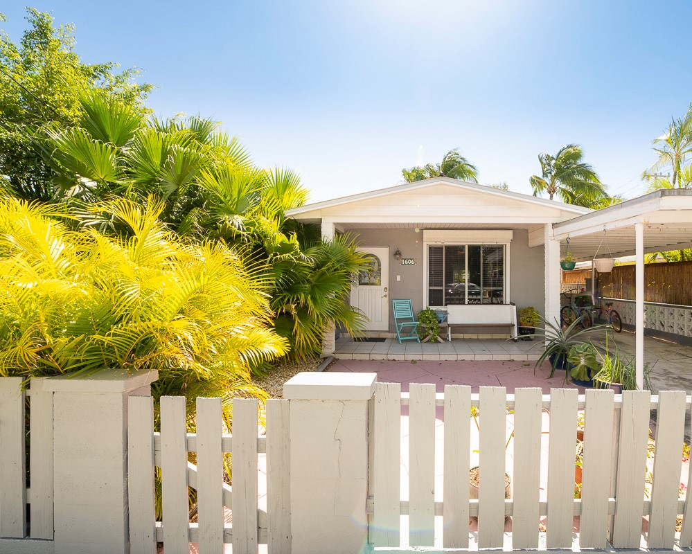 𝕁𝕌𝕊𝕋 𝕃𝕀𝕊𝕋𝔼𝔻!
𝟭𝟲𝟬𝟲 𝗨𝗻𝗶𝘁𝗲𝗱 𝗦𝘁𝗿𝗲𝗲𝘁 
$𝟲𝟳𝟱,𝟬𝟬𝟬
𝟯 🛏️ 𝟭.𝟱🛀
Bascom Grooms
 305-304-7444
Just Listed in Mid Town Key West. A spacious and light filled mid-century modern home. bascomgrooms.com #keywest #floridakeys #keywestfl <a href="/NickDollPhotog/">Nick Doll</a>