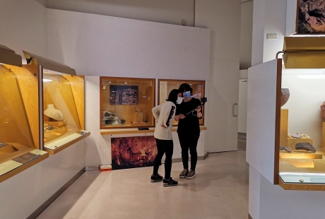 El #Museo de Huesca acerca el arte a las aulas a través de las nuevas tecnologías. De manera telemática se muestran y explican las piezas y obras expuestas en las vitrinas y paredes del museo a todos los centros interesados

➡tinyurl.com/tczxtz76