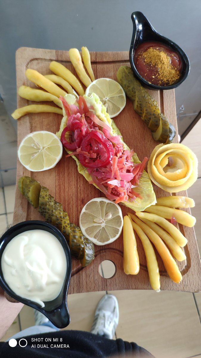 Yanında böyle Bi turşu varsa Döner nassı yenir var ya. Bu tabak Bi dönerle bitmez diye dürm sonunda bitane daha bir söylenir.