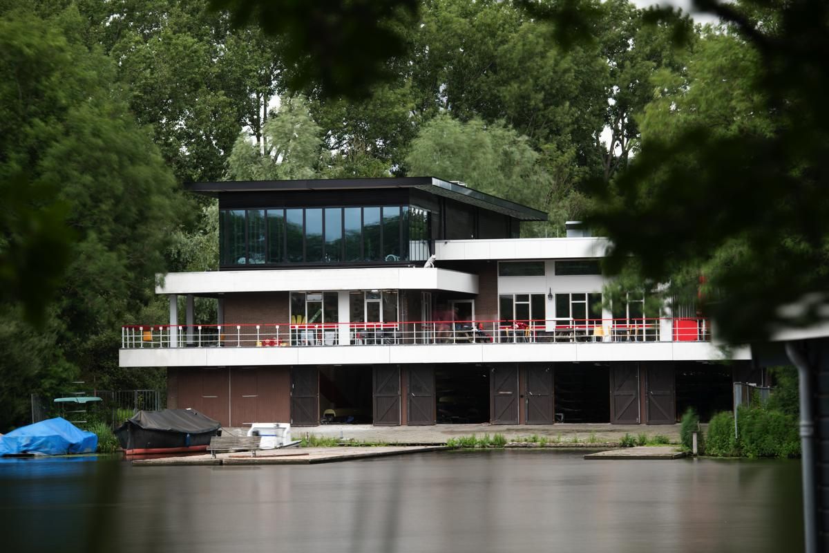 BArchitecten's tweet photo. Met de lente in zicht en de regels omtrent sporten versoepeld, zie je weer steeds meer roeiers op de Amstel . Wij hielpen de studenten van Skøll een paar jaar geleden door het proces van de uitbreiding van hun gebouw vlot te trekken.  https://t.co/VKNUaH3cTb https://t.co/LQriheAGMB