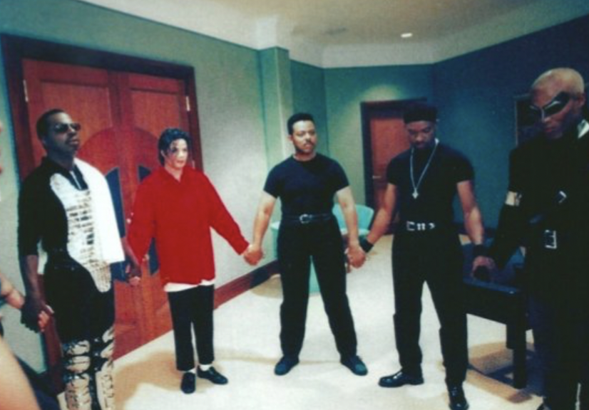 Uivatel MJJJusticeProject Inc- #MJ Fan Acct na Twitteru: „Before his tour performance Michael Jackson created a prayer circle- This is man of #faith and he exhibited it in the way he lived