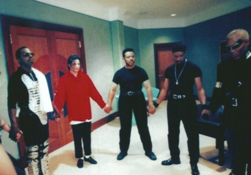 Uivatel MJJJusticeProject Inc- #MJ Fan Acct na Twitteru: „Before his tour  performance Michael Jackson created a prayer circle- This is man of #faith  and he exhibited it in the way he lived