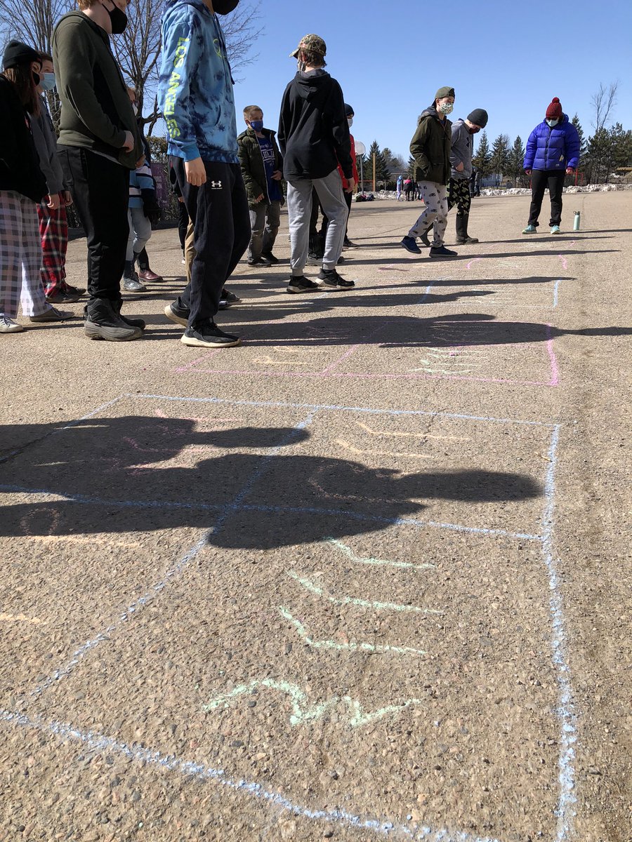 MrsWroeQEPS's tweet photo. Outdoor learning IS inspired learning from music to math with Ss @cobdendps today as we take #projectwild throughout #rcdsb #RCDSBexperentiallearning #RCDSBintergratedlearning #RCDSBmath with @RocknFraser @JaneGood178 https://t.co/hwA3NvGkuY