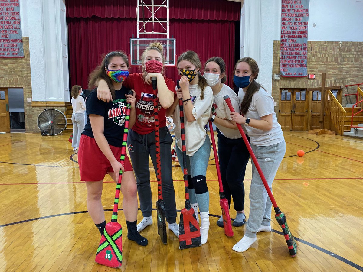 IrishIce10's tweet photo. Irish Ice is heading out to tamo PUMPED UP for their third week of games! Wishing we were allowed more spectators to come watch, but playing extra hard for all those fans at home supporting us :) Good luck to all in the league tonight and GO IRISH! ☘️🧹 https://t.co/NYhvUzOaRU