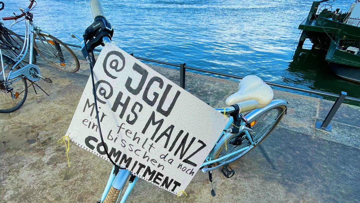 Campus Mainz (@campusmainz) on Twitter photo Eine Nachricht vom #Klimastreik an die <a href="/uni_mainz/">Universität Mainz</a> und die @HS_Mainz ⚠️♻️🌿
#studentsforfuture <a href="/SFF_Mainz/">Students For Future Mainz</a> Eine Nachricht vom #Klimastreik an die <a href="/uni_mainz/">Universität Mainz</a> und die @HS_Mainz ⚠️♻️🌿
#studentsforfuture <a href="/SFF_Mainz/">Students For Future Mainz</a>