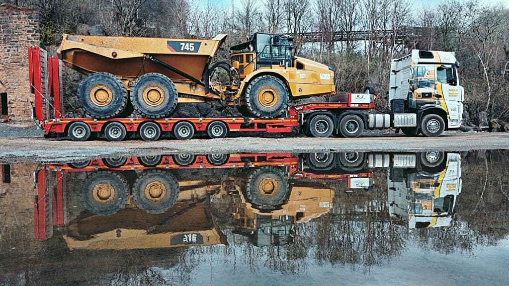 KJ_Services's tweet photo. A Perfect Shot Of 50KJ Hauling A Caterpillar 745 A.D.T Of Ours Using The New Famonville 5 Axle Trailer 👌💪🏴 #KJServicesLtd #KJCrushingLtd #LowLoaderService #SouthWales #Caterpillar #Equipment #HireFleet #FinningUk https://t.co/RdvO6ictXI