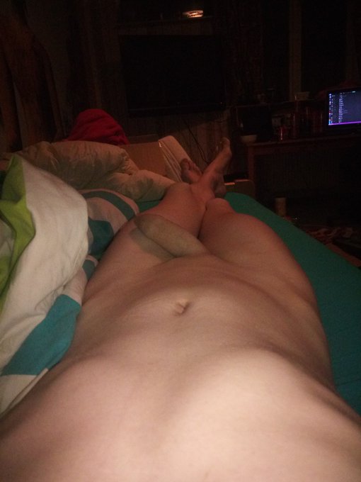 3 pic. #nsfw #gay #femboy #femboybooty I am still alive >.< https://t.co/77LRIinQIO